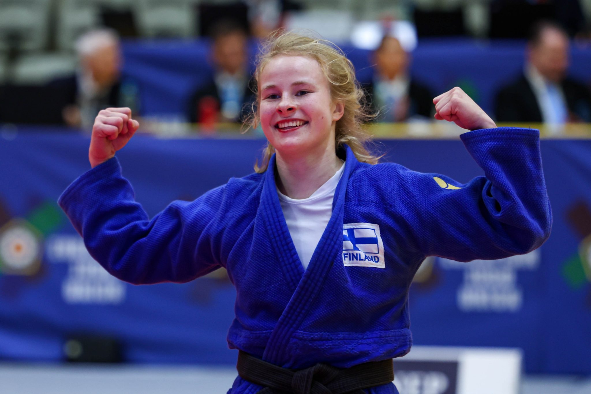 SALONEN RAISES FINNISH FLAG ON DAY ONE IN PRAGUE
